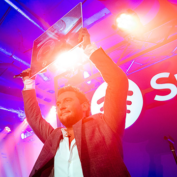Tino-Martin-ontvangt-Platina-Award-voor-single-Zij-Weet-Het-tumb